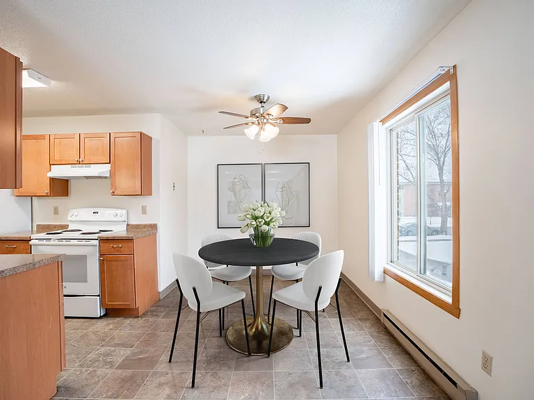 Fargo, ND Long Island Apartments | 2175B | Dining