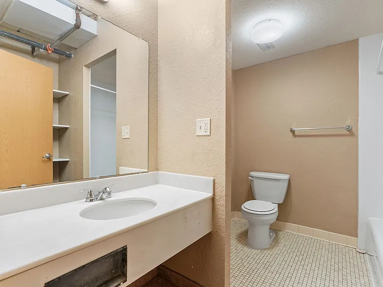 E Street Flats - Student Housing — Photo 17