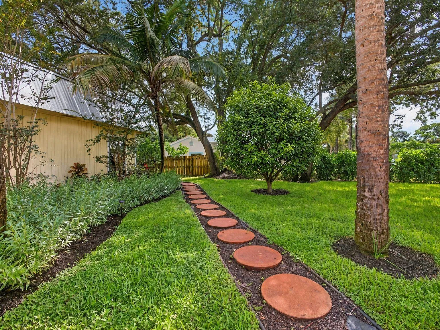 1 bed, 1.0 bath, 1748 sqft, $1,950 — Photo 3