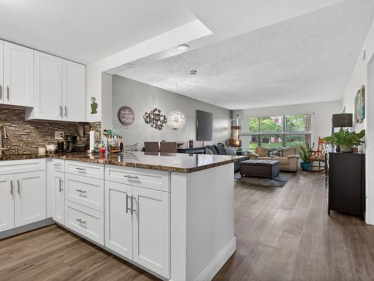2308 S Cypress Bend Dr #123 — Photo 4