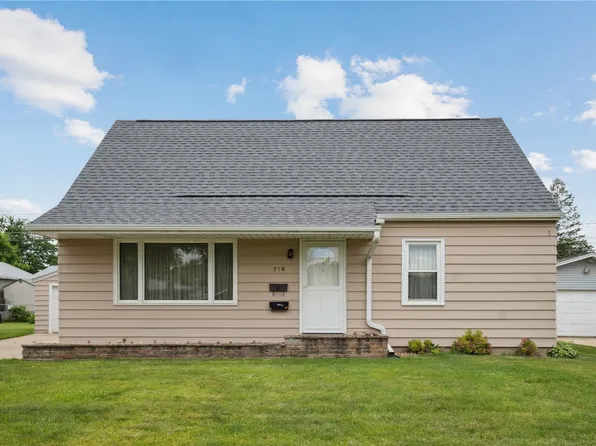 218 Wesley Dr NW, Cedar Rapids, IA 52405