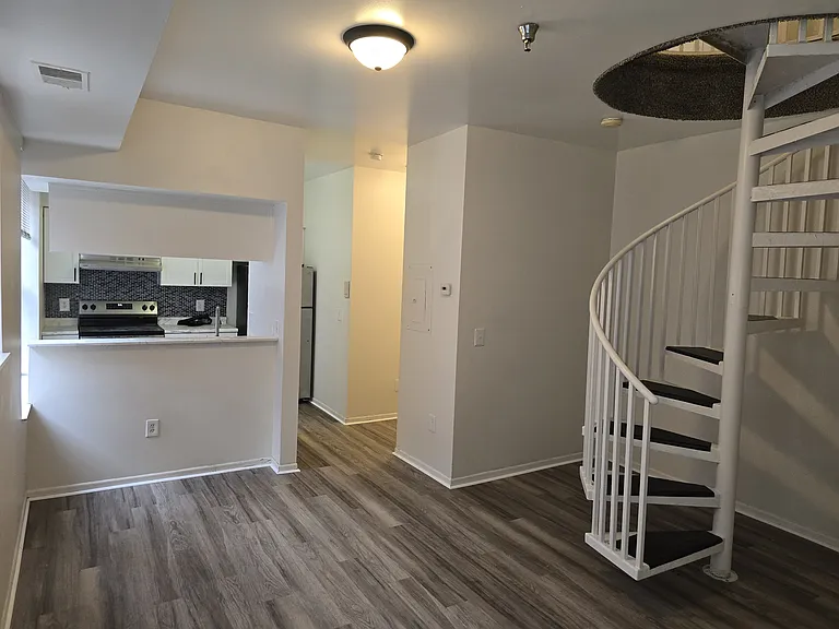 590 Parkview Dr #202 — Photo 8