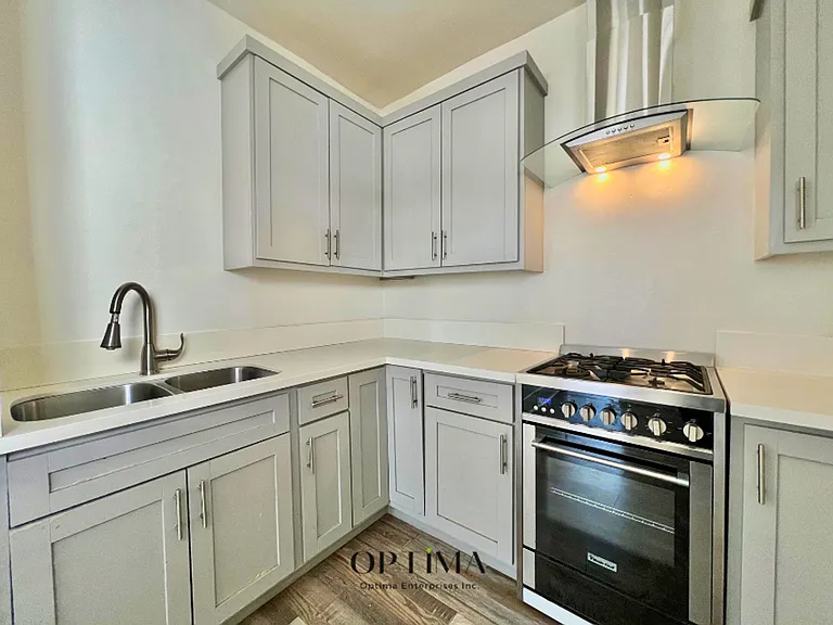 328 W. 8th Street — Photo 4