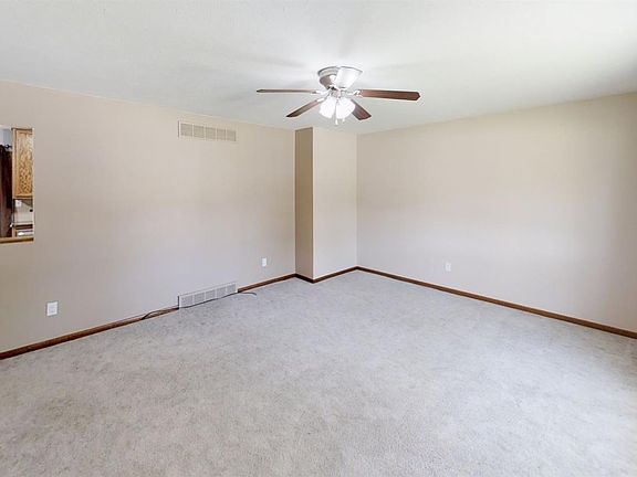 4th image of 2713 Hillcrest Dr