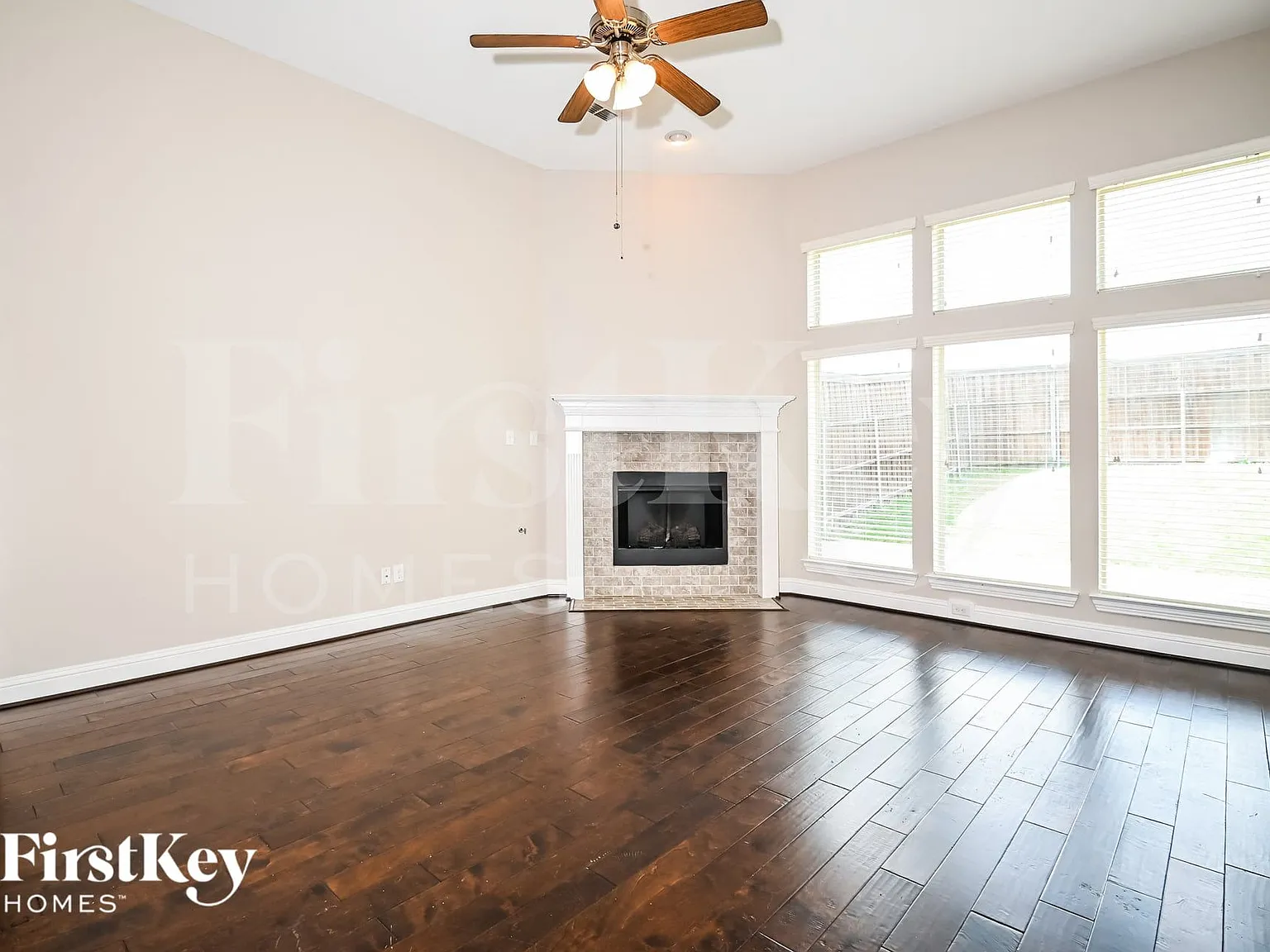 4 bed, 2.0 bath, 2702 sqft, $3,215 — Photo 4