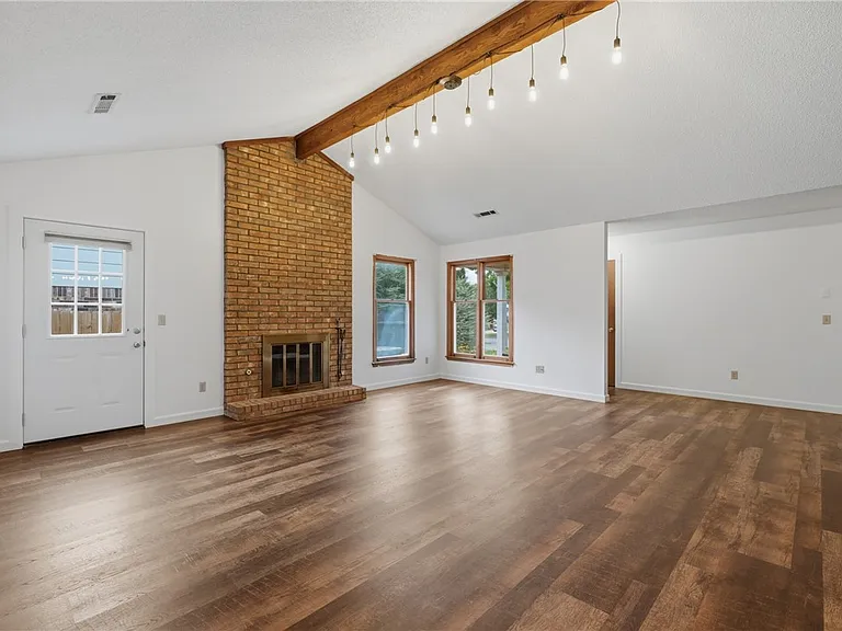 909 W Linden St — Photo 5