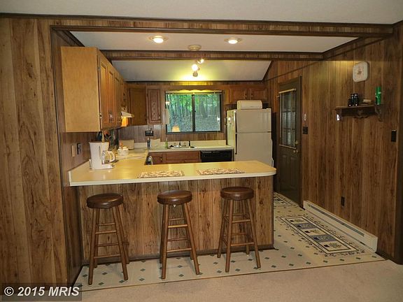 Kitchen w/Breakfast Bar and Vaulted Ceiling