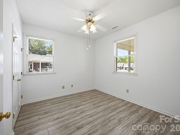 5th image of 19980 Oak Leaf Cir