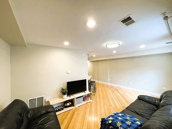 3rd image of 1522 W Superior St #G