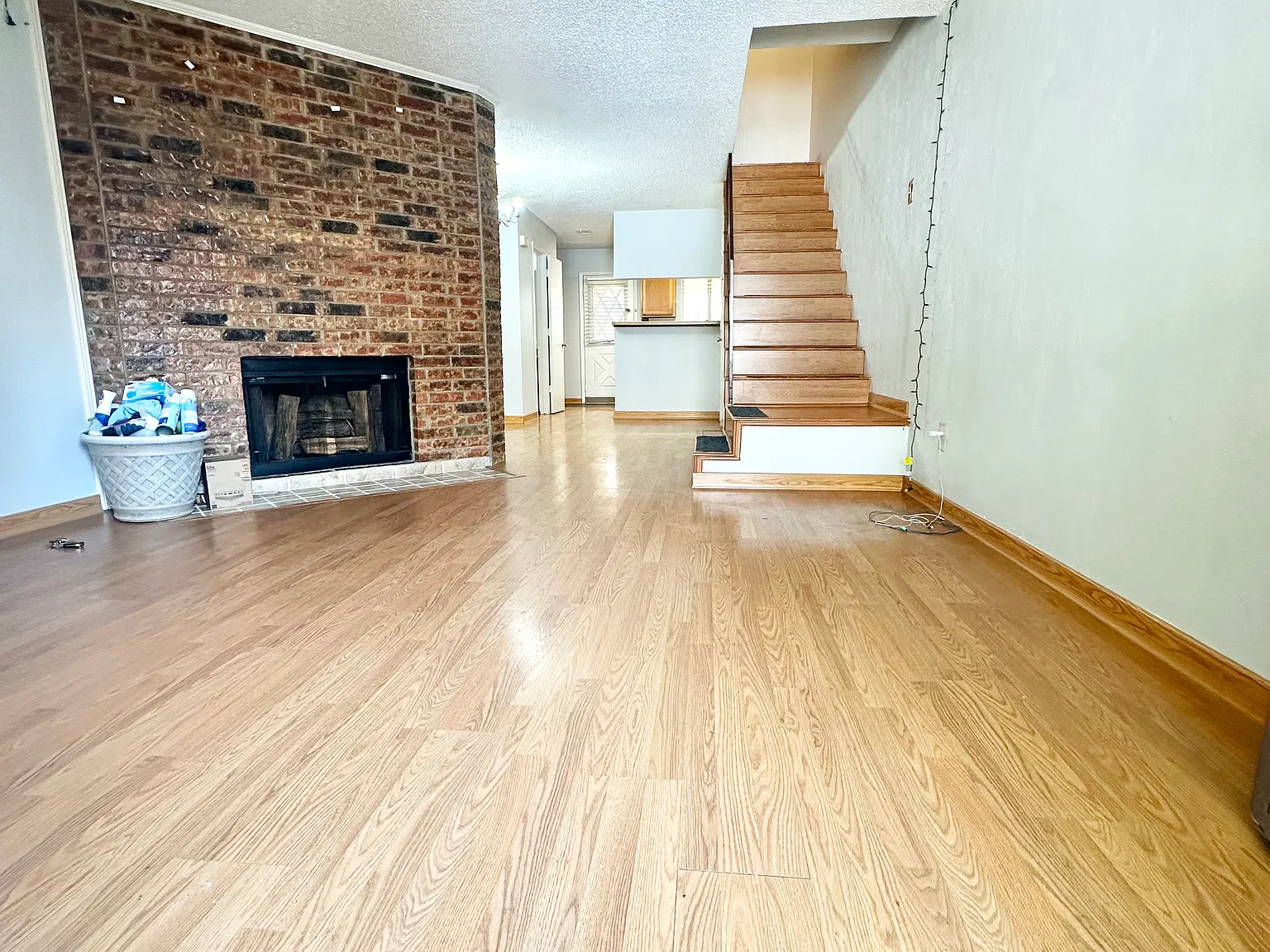 2 bed, 1.5 bath, 1089 sqft, $1,600 — Photo 2