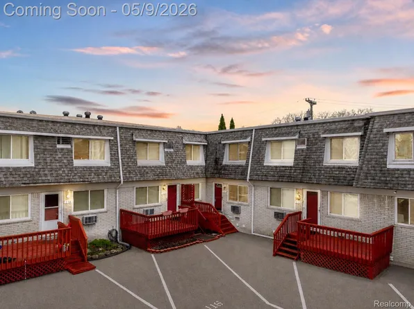 114 Ladd Rd, Walled Lake, MI 48390