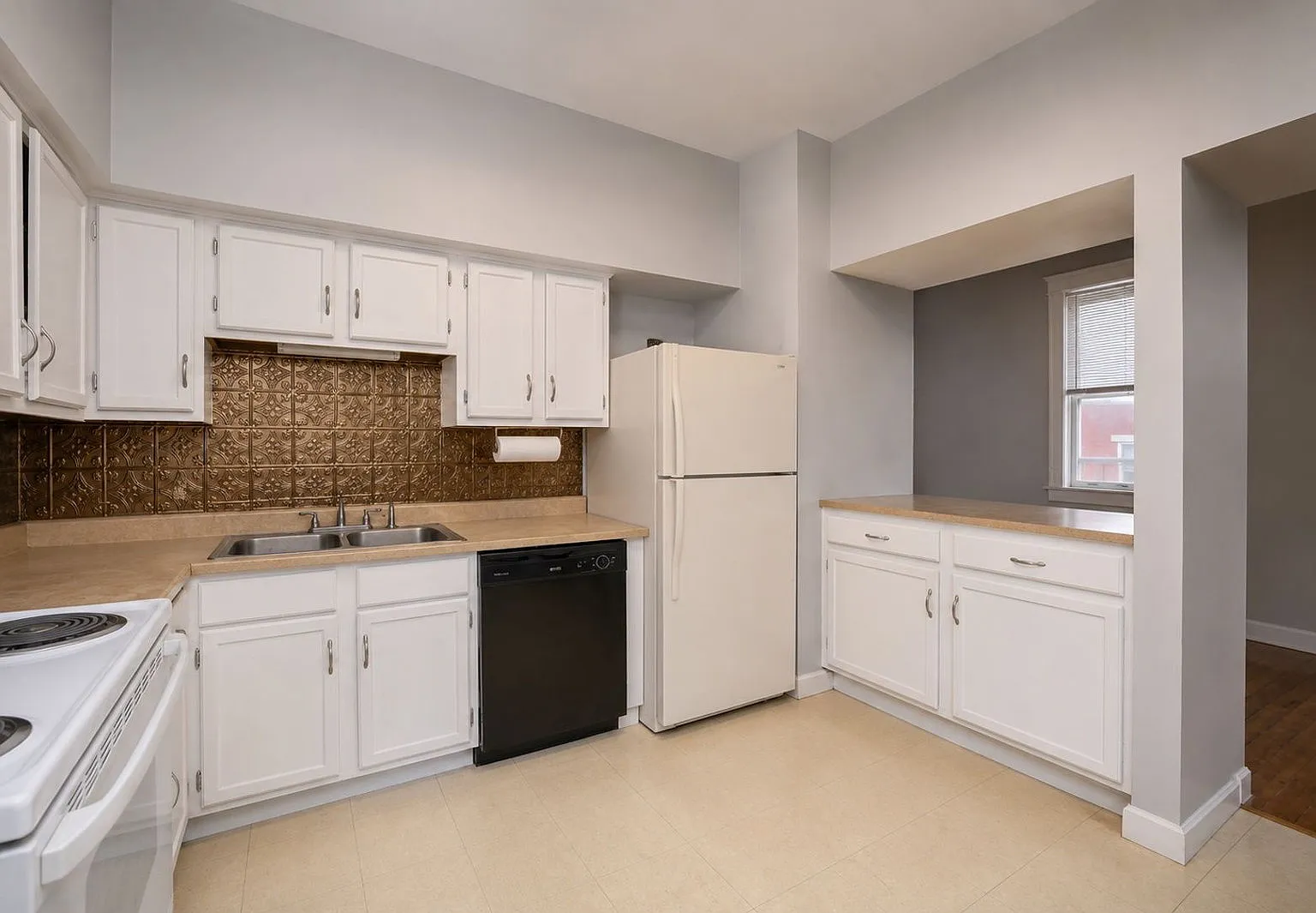 4 bed, 2.0 bath, 2030 sqft, $3,295 — Photo 4
