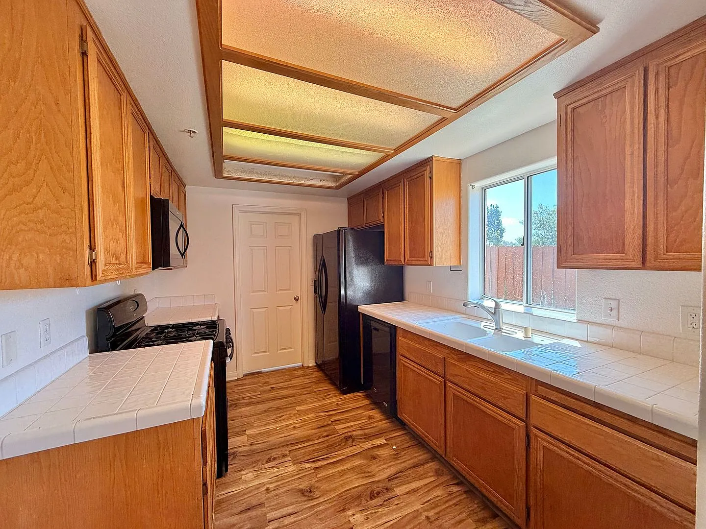 Vista home with a 2 car garage and additional parking — Photo 4