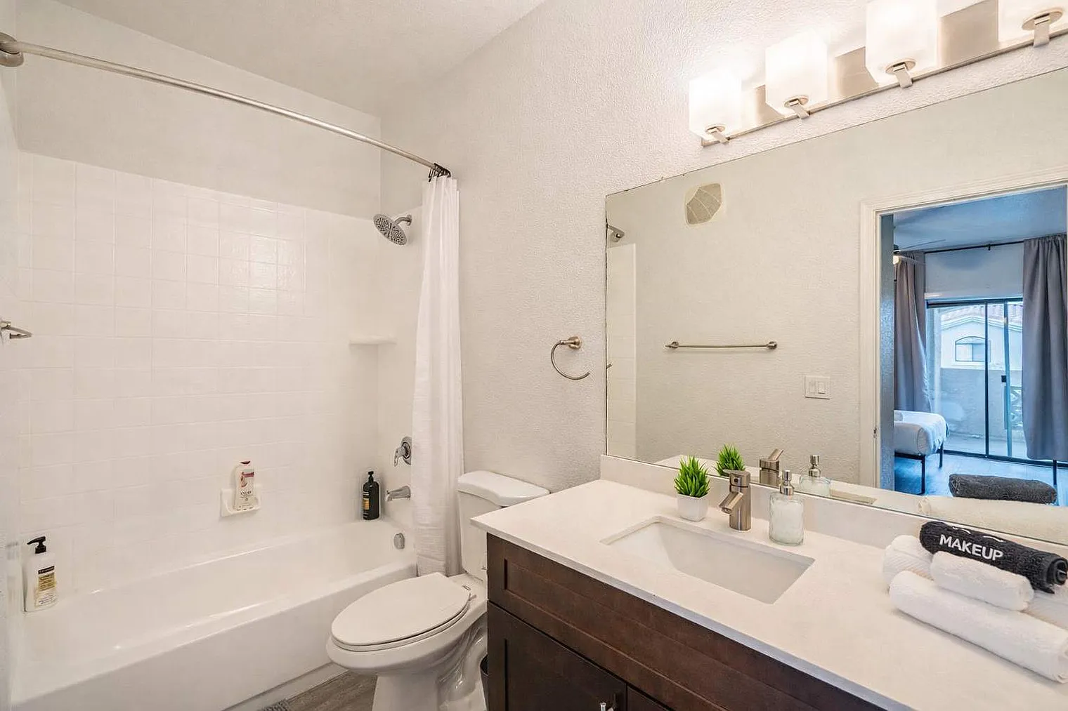 2 bed, 2.0 bath, 828 sqft, $2,600 — Photo 4