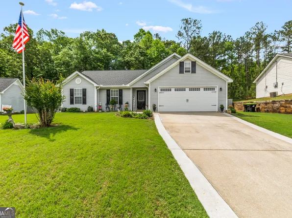 12 Connie Trl, Grantville, GA 30220