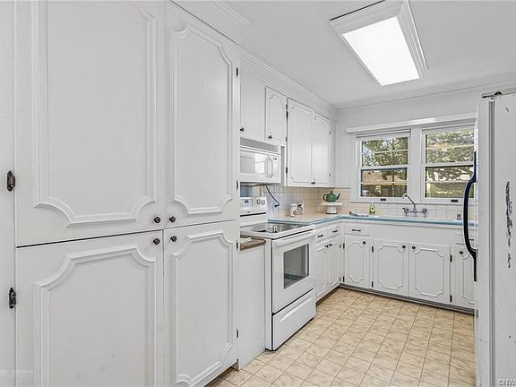 3rd image of 2317 Douglas Dr