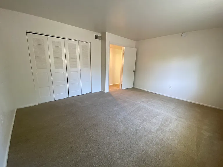 County Green Apartments — Photo 23