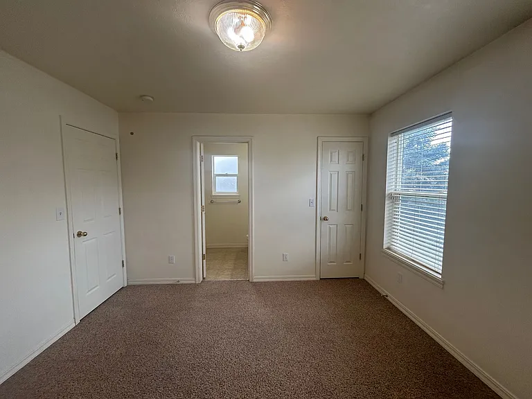 465 Taft — Photo 25