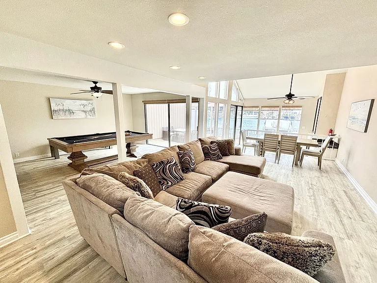 2551 Greencastle Ct — Photo 2