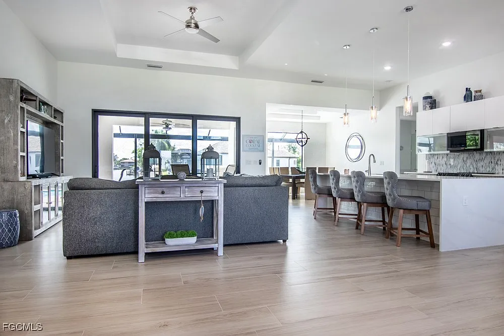 4 bed, 3.0 bath, 2207 sqft, $8,500 — Photo 4
