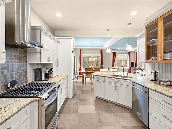 3rd image of 33 Glebe St