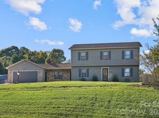 5976 Gold Creek Estate Dr, Hickory, NC 28601
