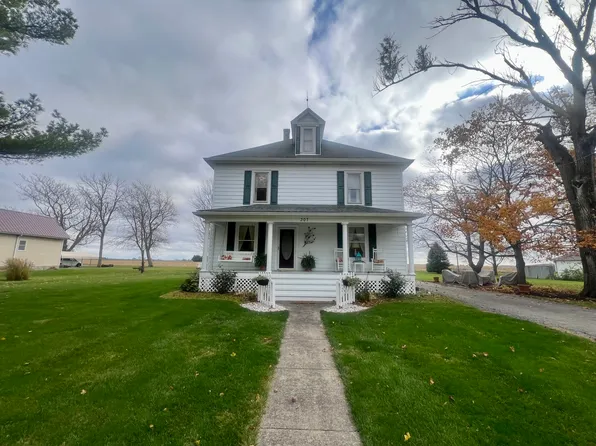 307 5th St, Ivesdale, IL 61851