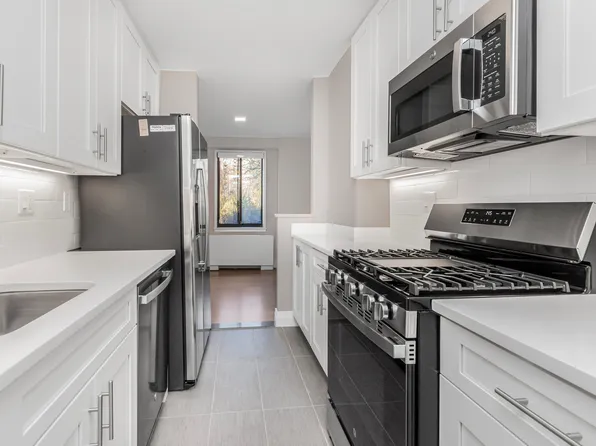 3671 Hudson Manor Terrace image 4 of 8