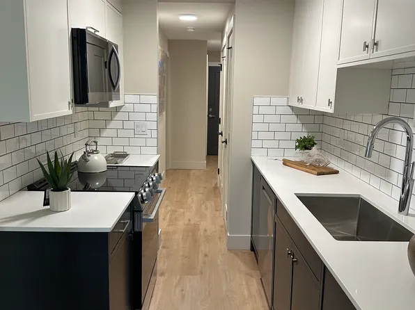 8725 Oak St #3, Vancouver, BC V6P 4B4
