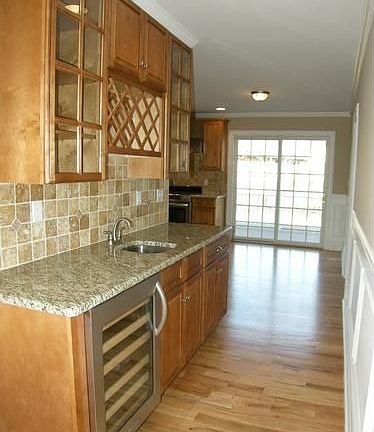 Wetbar between Kitchen and Dining Room