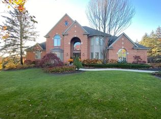 4590 Green Meadow Ln, Rochester, MI 48306