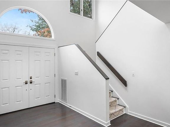 5th image of 7 Pepperidge Ln