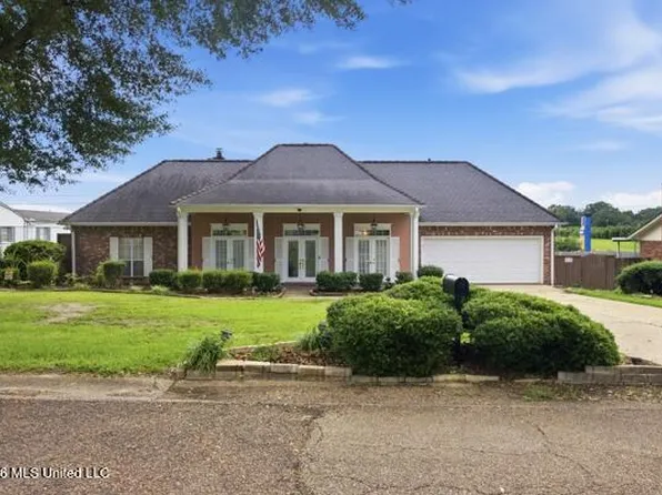 404 Oakbrook Cir, McComb, MS 39648