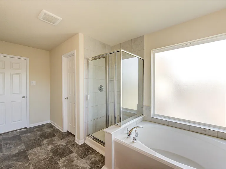 10907 Woodland Leaf Ln — Photo 25