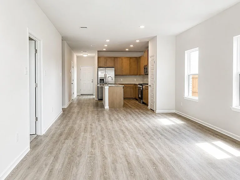 1913 N Riverside Cir — Photo 10