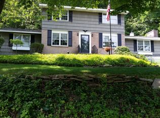 4216 Wolf Hollow Rd, Syracuse, NY 13219