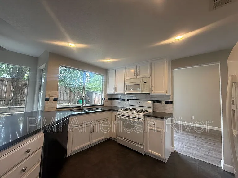 3400 Cobblestone Dr — Photo 6