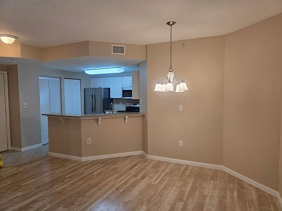 Breakfast Bar Open to Dining Area!