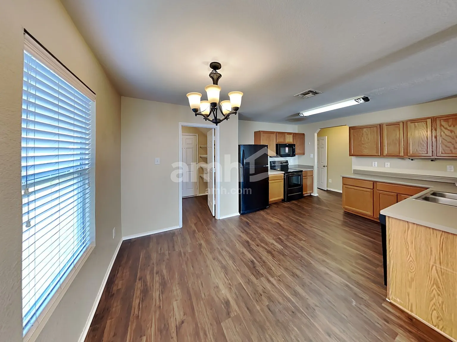 4 bed, 3.0 bath, 2556 sqft, $2,275 — Photo 4