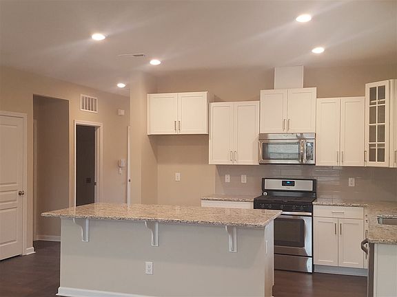 5th image of 26 Fern Meadow Cir