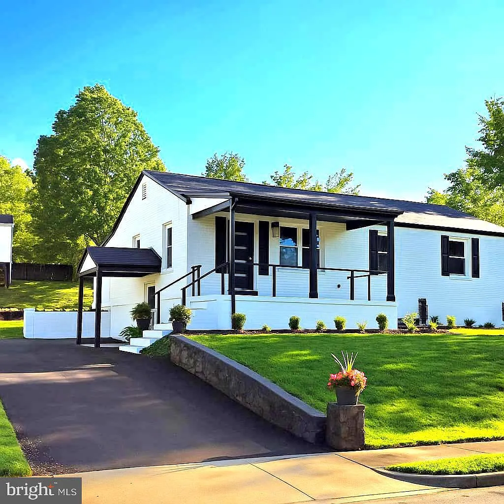 4 bed, 2.0 bath, 2500 sqft, $5,500 — Photo 1
