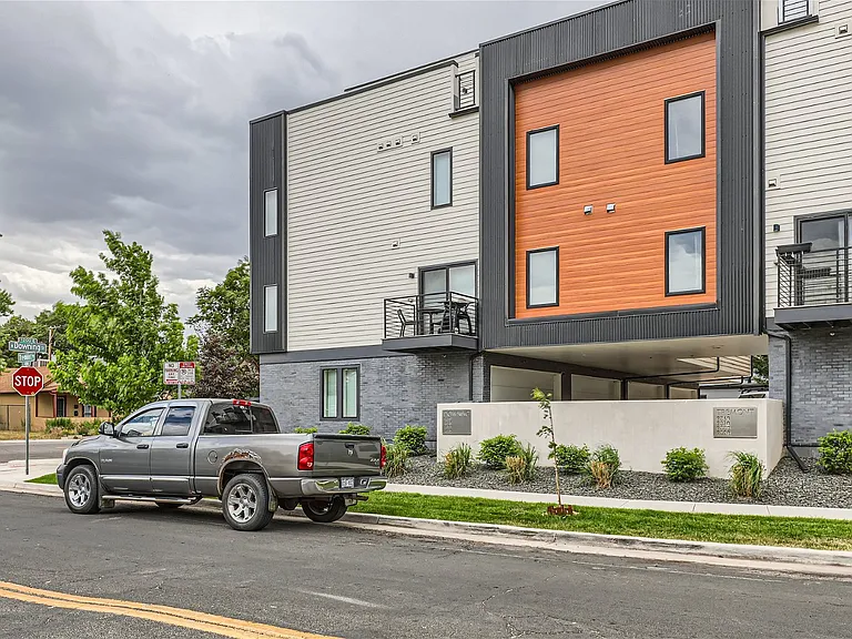 Side view of corner unit from Tremont