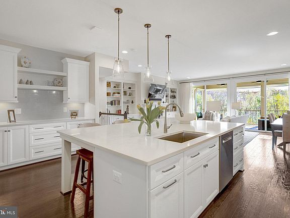 2nd image of 6405 Beatles Ln Unit 10