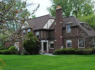 1626 Lochmoor Blvd, Grosse Pointe Woods, MI 48236