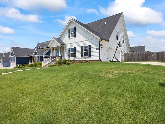 3rd image of 810 Chancery Ln