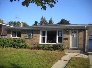 90 Willow Dr, Waukegan, IL 60087