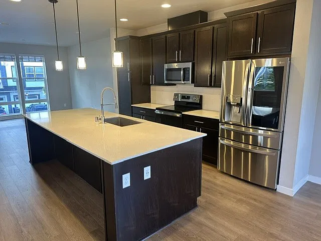 3 bed, 2.5 bath, 1714 sqft, $3,000 — Photo 3