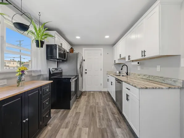 140 Everett St, Easthampton, MA 01027