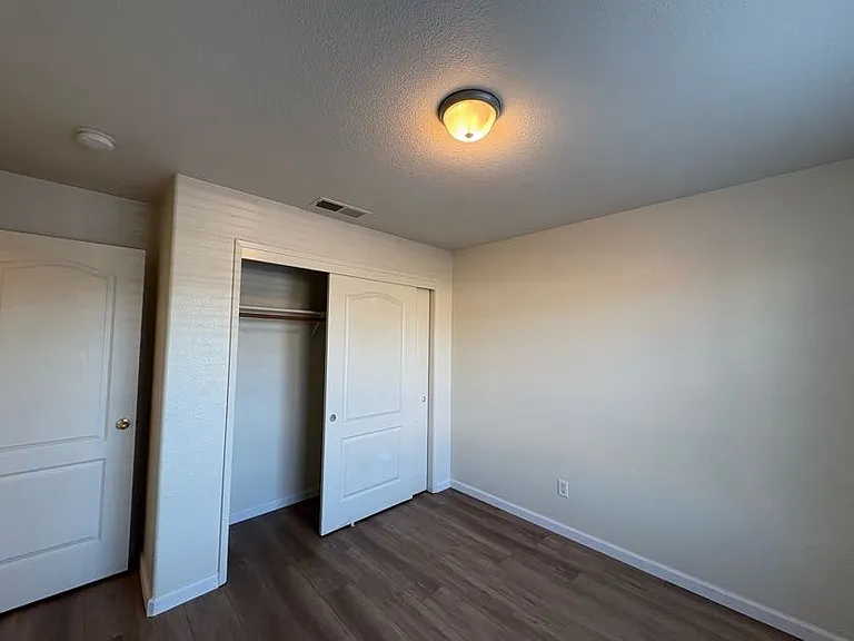 2443 N Shoemaker Ave — Photo 8