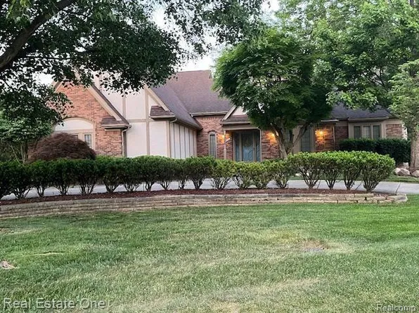 29888 Harrow Dr, Farmington Hills, MI 48331